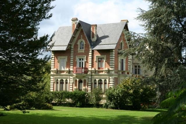 Chateau De Belle Poule Bed & Breakfast Les Ponts-de-Ce Exterior photo